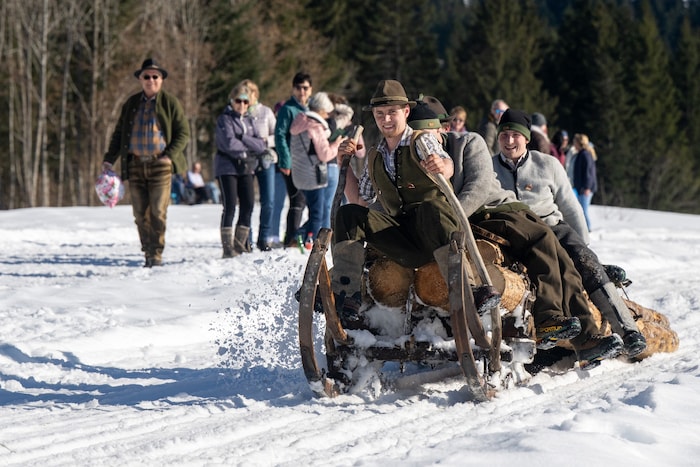 Begeisterte Zuschauer feuerten die Ziachschlittenfahrer in historischem Outfit an.