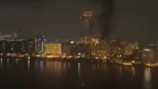 Rauch steigt zwischen den beliebten Hotelburgen Dubais auf.