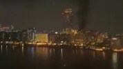 Rauch steigt zwischen den beliebten Hotelburgen Dubais auf.