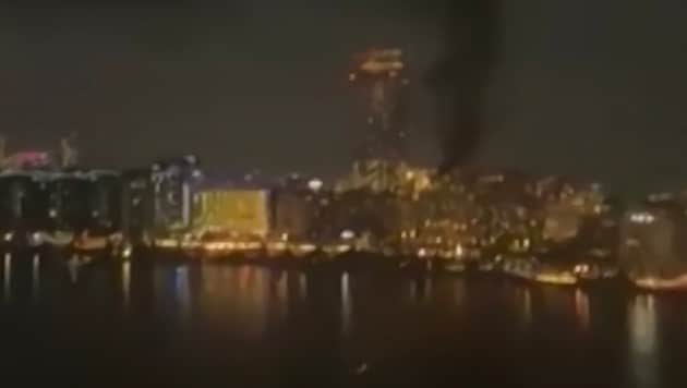 Rauch steigt zwischen den beliebten Hotelburgen Dubais auf.