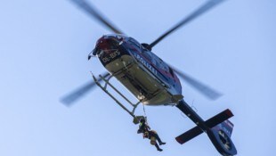 Die Frauen wurden von einem Polizeihubschrauber aus ihrer misslichen Lage geholt.