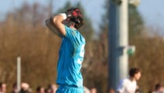 Austria Salzburgs Goalie Simon Nesler-Täubl war bedient. 