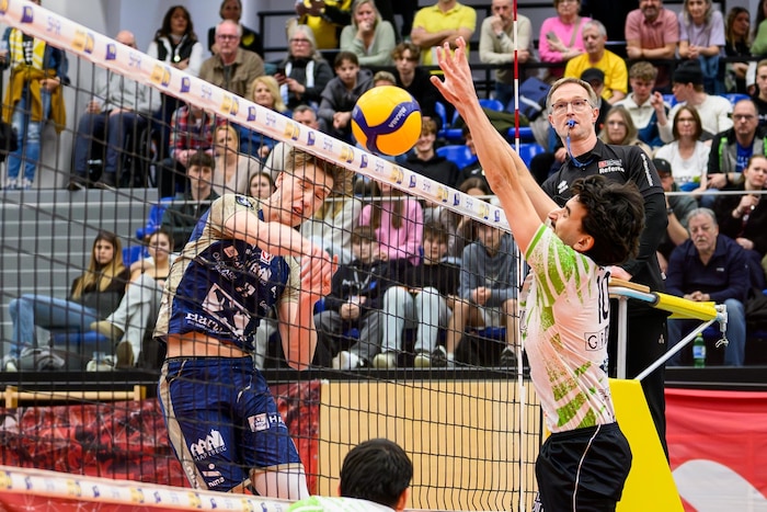 Tobias Willimek (li.) und die Hartberger starteten gut, doch dann fand UVC Graz um Ze Jardim ...