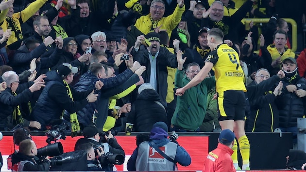 Nico Schlotterback jubelte ausgelassen mit den schwarz-gelben Fans und wäre dafür beinahe vom ...