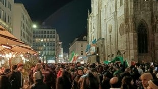 Dutzende demonstrieren auf dem Stephansplatz.