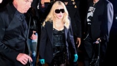 Madonna heizte Mailand im sexy Bustierkleid Mailand ein. Die Sängerin war Stargast der Schau von ...