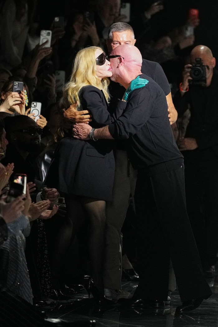 Madonna wurde von Domenico Dolce und Stefano Gabbana mit Küsschen begrüßt.