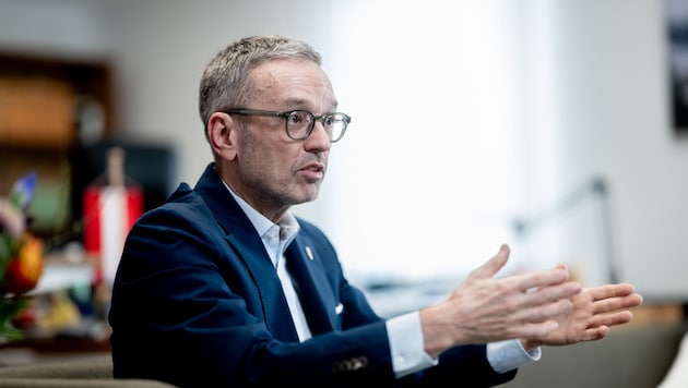 Ganze 35% würden in aktuellen Umfragen Herbert Kickl ihre Stimme geben.