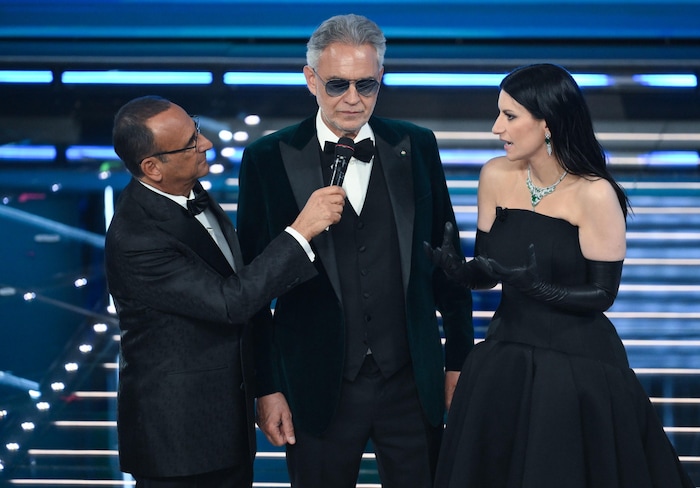 Carlo Conti und Laura Pausini begrüßten Andrea Bocelli am Finalabend des Sanremo-Festivals.