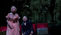 Nina Siewert (Ilona) und Stefko Hanushevsky als Isidor.