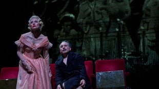 Nina Siewert (Ilona) und Stefko Hanushevsky als Isidor.