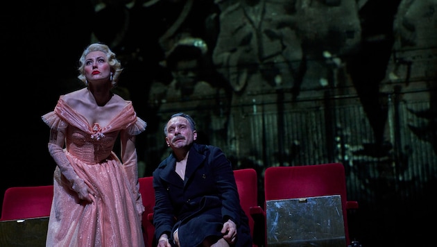 Nina Siewert (Ilona) und Stefko Hanushevsky als Isidor.