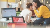 Lästern gehört im Büro fast schon zum guten Ton.