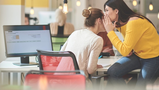 Lästern gehört im Büro fast schon zum guten Ton.