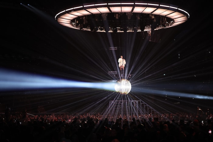 Dua Lipa schwebte auf eine Discokugel in die Halle.