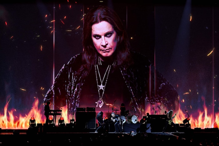 Im Hintergrund wurden Bilder von Ozzy Osbourne eingeblendet.