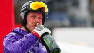 Er feierte sein Karriereende mit einer Flasche Champagner: Romed Baumann hängt seine Skier an ...