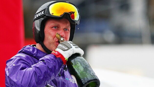 Er feierte sein Karriereende mit einer Flasche Champagner: Romed Baumann hängt seine Skier an ...