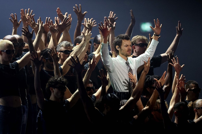 Und sorgte mit zahlreichen Tänzern auf der Bühne für Begeisterung beim Publikum.