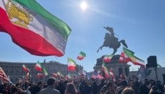 Die Stimmung der Kundgebung: Fröhlich, positiv und ausgelassen.