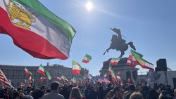 Die Stimmung der Kundgebung: Fröhlich, positiv und ausgelassen.