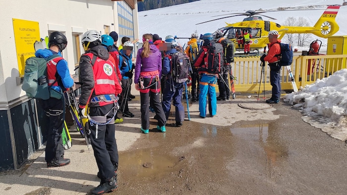 Die Rettungskräfte wurden mit dem Heli zur Lawine geflogen.