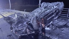 Das Auto kam am Dach liegend zum Stillstand.