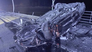 Das Auto kam am Dach liegend zum Stillstand.