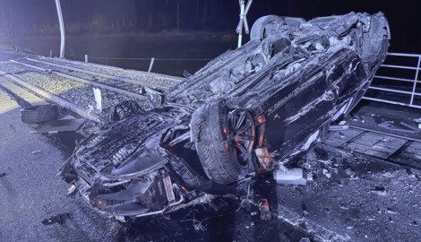 Das Auto kam am Dach liegend zum Stillstand.