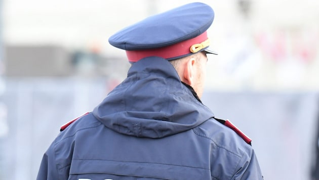 Ein Polizist musste sich bei Pettenbach retten