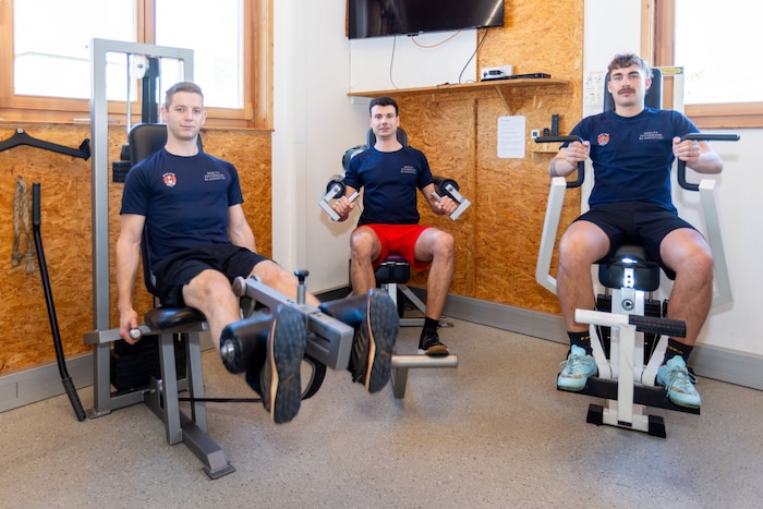 Zwischen Einsätzen wird regelmäßig im Fitnessraum der Feuerwache trainiert.