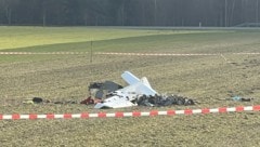 Das Kleinflugzeug zerschellte beim Aufprall regelrecht. Für den Piloten kam jede Hilfe zu spät. 
