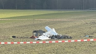 Das Kleinflugzeug zerschellte beim Aufprall regelrecht. Für den Piloten kam jede Hilfe zu spät. 