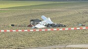 Das Kleinflugzeug zerschellte beim Aufprall regelrecht. Für den Piloten kam jede Hilfe zu spät. 
