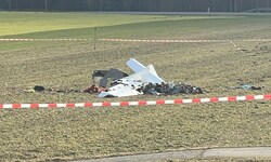 Das Kleinflugzeug zerschellte beim Aufprall regelrecht. Für den Piloten kam jede Hilfe zu spät. 
