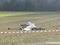 Das Kleinflugzeug zerschellte beim Aufprall regelrecht. Für den Piloten kam jede Hilfe zu spät. 