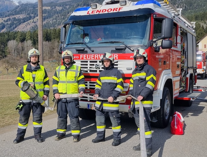 Die Feuerwehr sperrte die Absturzstelle großräumig ab.