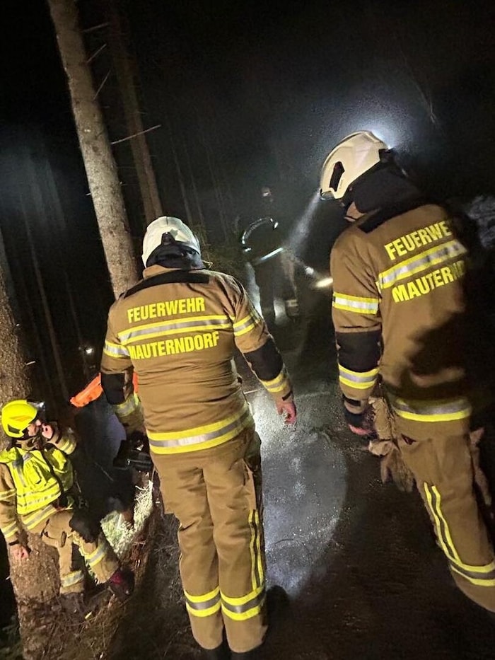 Auch die Feuerwehr Mauterndorf rückte aus und streute Splitt aus.