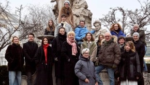 Raimunds Werke sind in Gutenstein gut aufgehoben: Das Ensemble mit Intendant Norbert Gollinger.