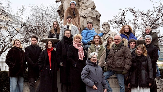 Raimunds Werke sind in Gutenstein gut aufgehoben: Das Ensemble mit Intendant Norbert Gollinger.