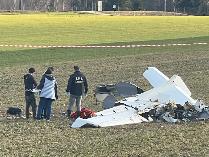 Beamte der Polizei und Flugexperten nahmen bereits kurz nach dem Absturz die Ermittlungen auf