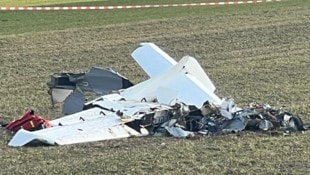Der Pilot verlor die Kontrolle über den Flieger und krachte wohl ungebremst mit der Flugzeugnase ...