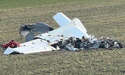 Der Pilot verlor die Kontrolle über den Flieger und krachte wohl ungebremst mit der Flugzeugnase ...