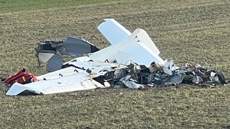 Der Pilot verlor die Kontrolle über den Flieger und krachte wohl ungebremst mit der Flugzeugnase ...