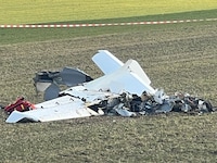 Der Pilot verlor die Kontrolle über den Flieger und krachte wohl ungebremst mit der Flugzeugnase ...