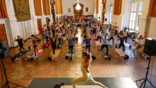 Um die 100 Personen nahmen im Carabinierisaal an einer Yogastunde teil.