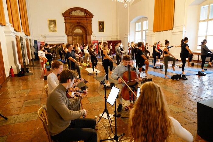 Ein Quartett des Mozarteums spielte neben den Yogis.