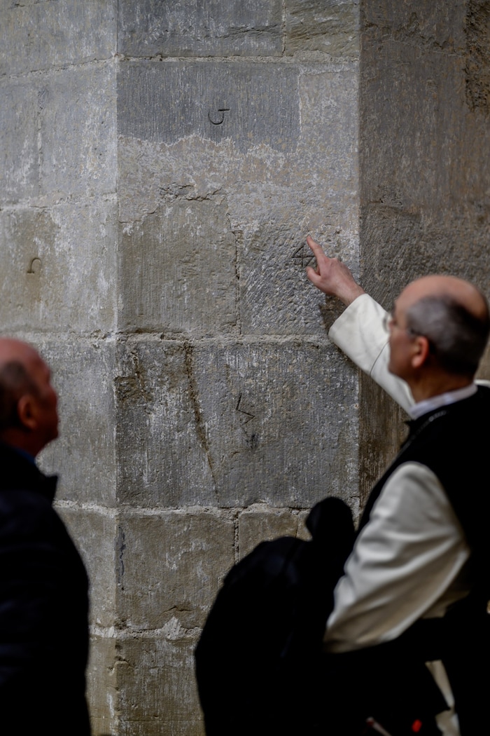 Lokalaugenschein beim Original-Zunftzeichen.