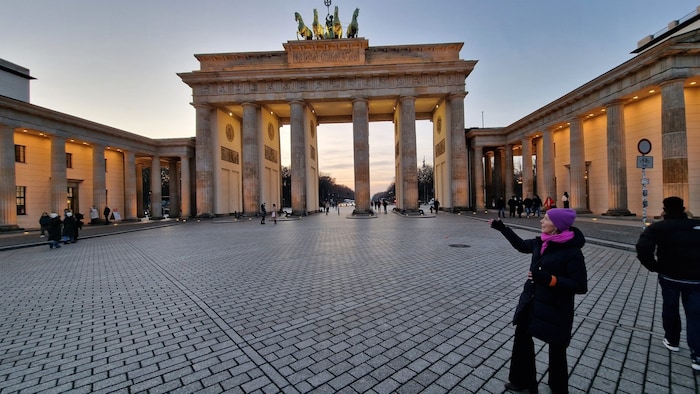 Karin Bischoff erklärt die Geschichte des Brandenburger Tors und warum die Quadriga für einige ...