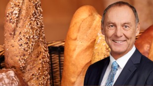 FPÖ-NR Peter Wurm stellt sich hinter die Bäcker und präsentiert Forderungen.